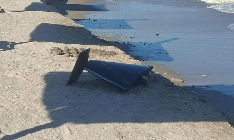 Fragment de dronă adus de valuri la țărm, în Olimp. Un salvamar a alertat autoritățile