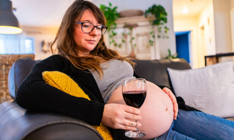 Sondaj îngrijorător în România: O femeie din patru a consumat alcool în timpul sarcinii