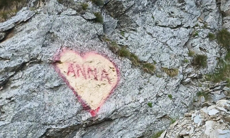 „Anna, ține-ți prostul acasă!” Cine este autorul graffiti-ului de pe Transfăgărășan
