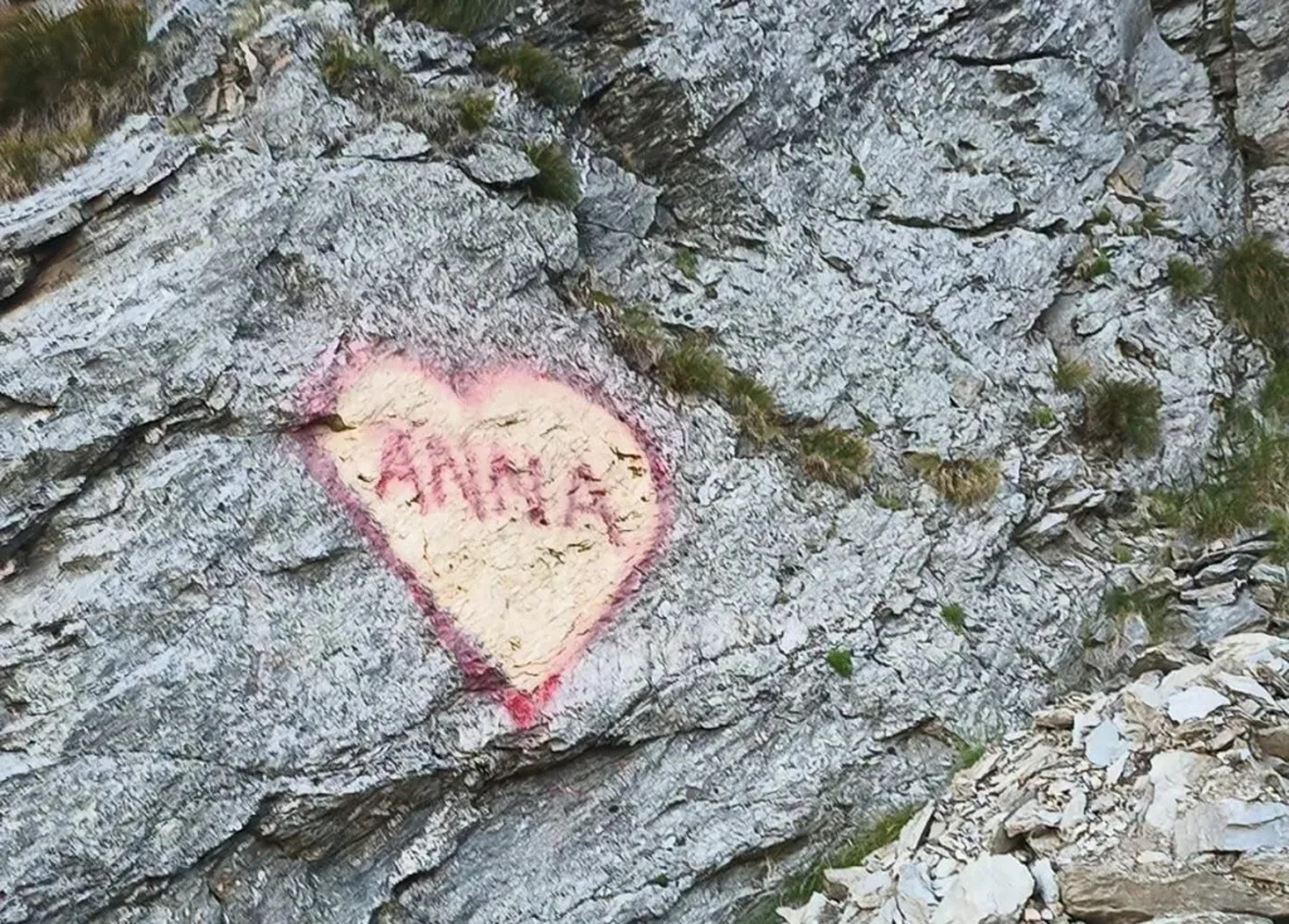 „Anna, ține-ți prostul acasă!” Cine este autorul graffiti-ului de pe Transfăgărășan