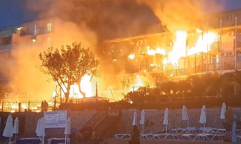 Incendiu puternic în Bulgaria. Zeci de turiști evacuați la Sozopol