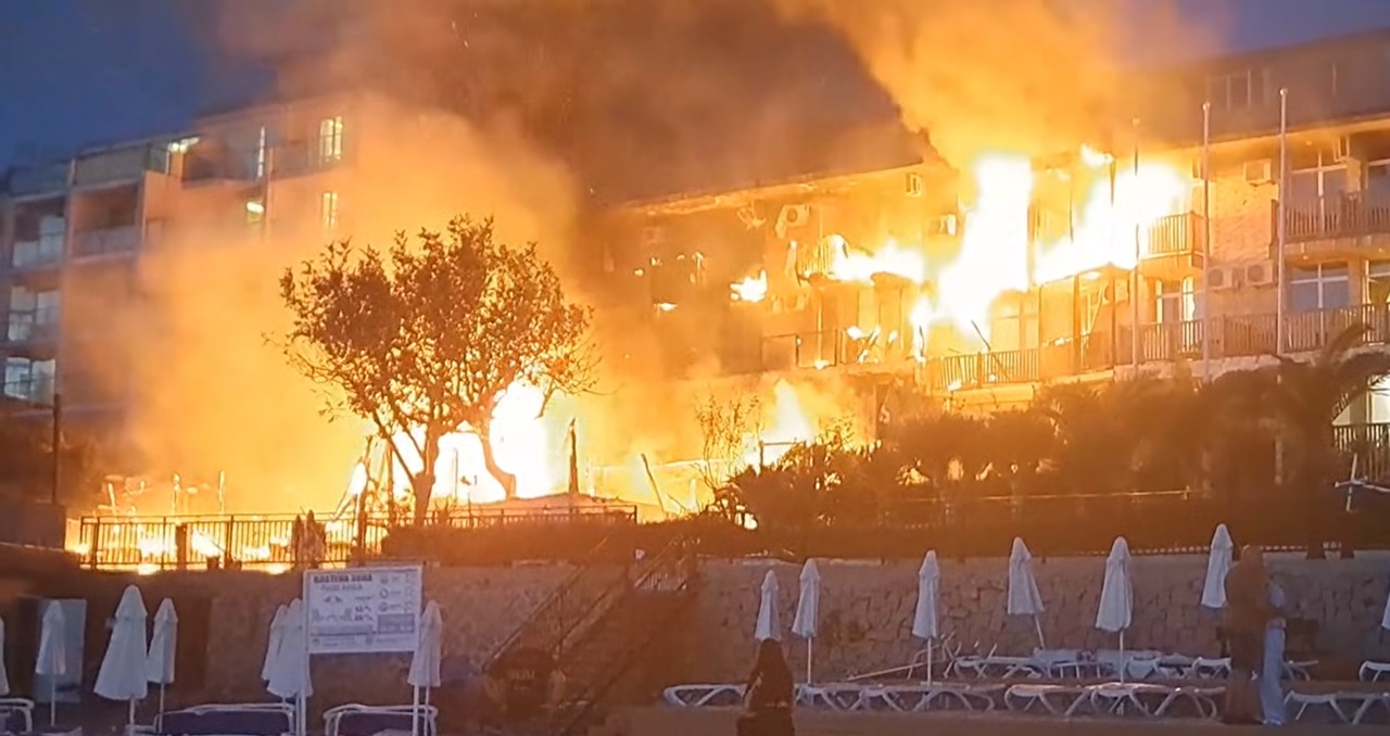 Incendiu puternic în Bulgaria. Zeci de turiști evacuați la Sozopol