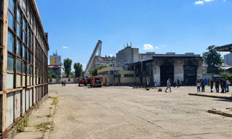 Incendiu puternic la Autobaza STB Ferentari. Pompierii au trimis 10 autospeciale