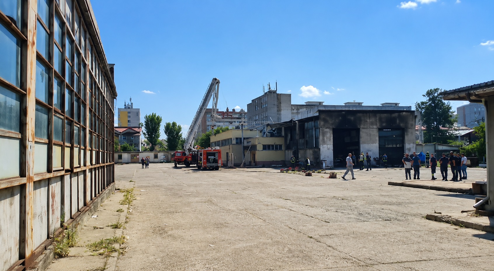 Incendiu puternic la Autobaza STB Ferentari. Pompierii au trimis 10 autospeciale