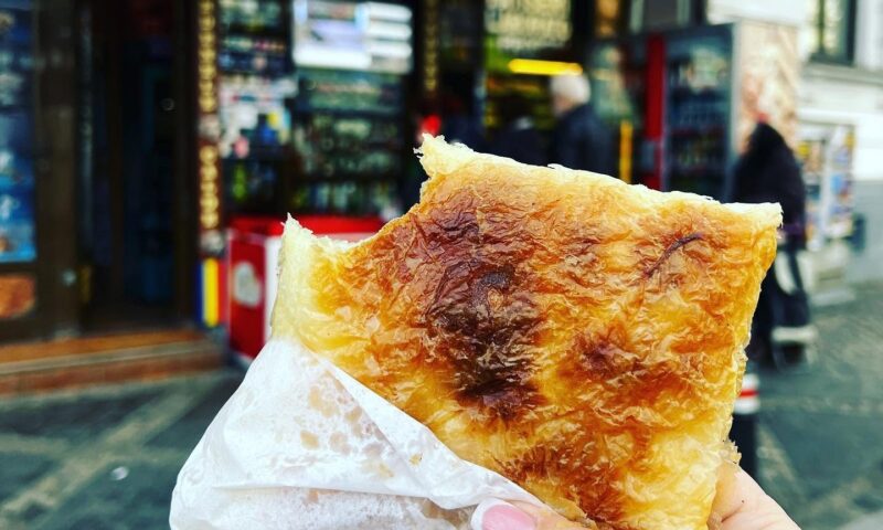 Acțiunea „Merdenele”. Patiseria lui Nea Mihai din Amzei este la al doilea experiment social. În 2024, a vândut cu succes croissant!