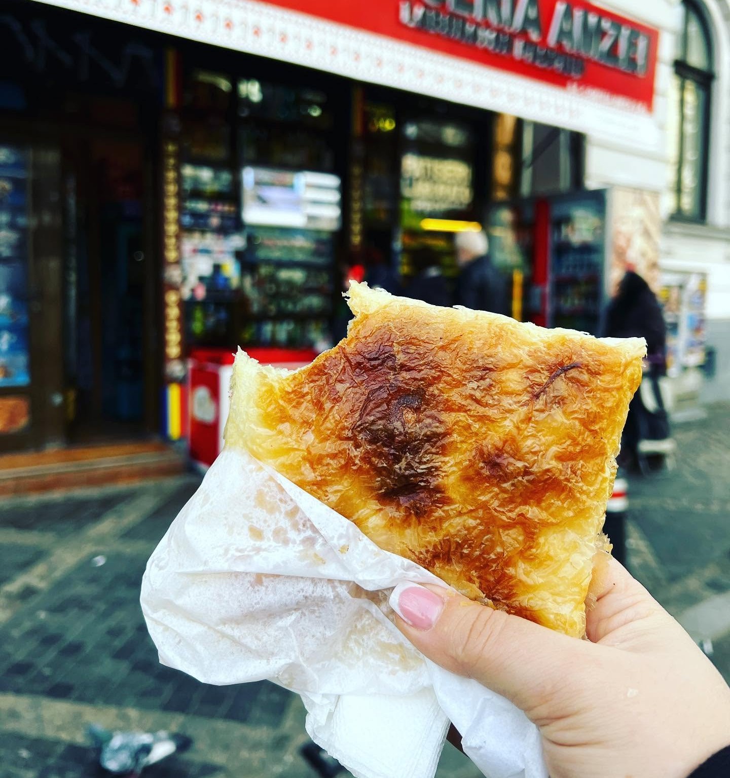 Acțiunea „Merdenele”. Patiseria lui Nea Mihai din Amzei este la al doilea experiment social. În 2024, a vândut cu succes croissant!