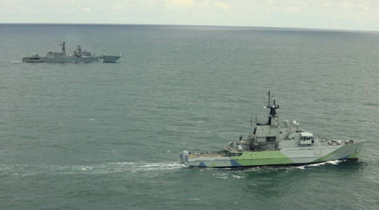 nava marina regala urmarind nava rusia
