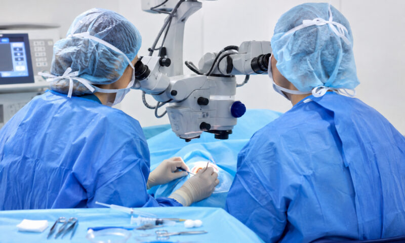 Doi medici din București, achitați definitiv după ce au importat ilegal sute de cornee din Italia