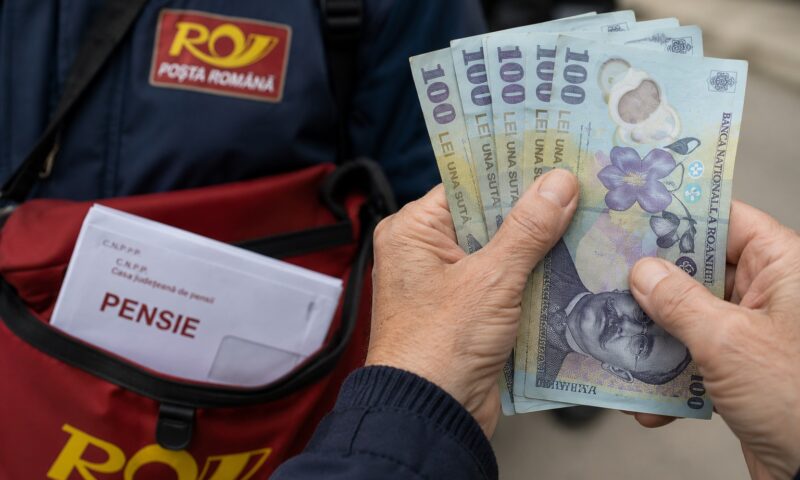 Banii pentru pensii trebuie să ajungă până pe 14 august. Cine mai așteaptă plata
