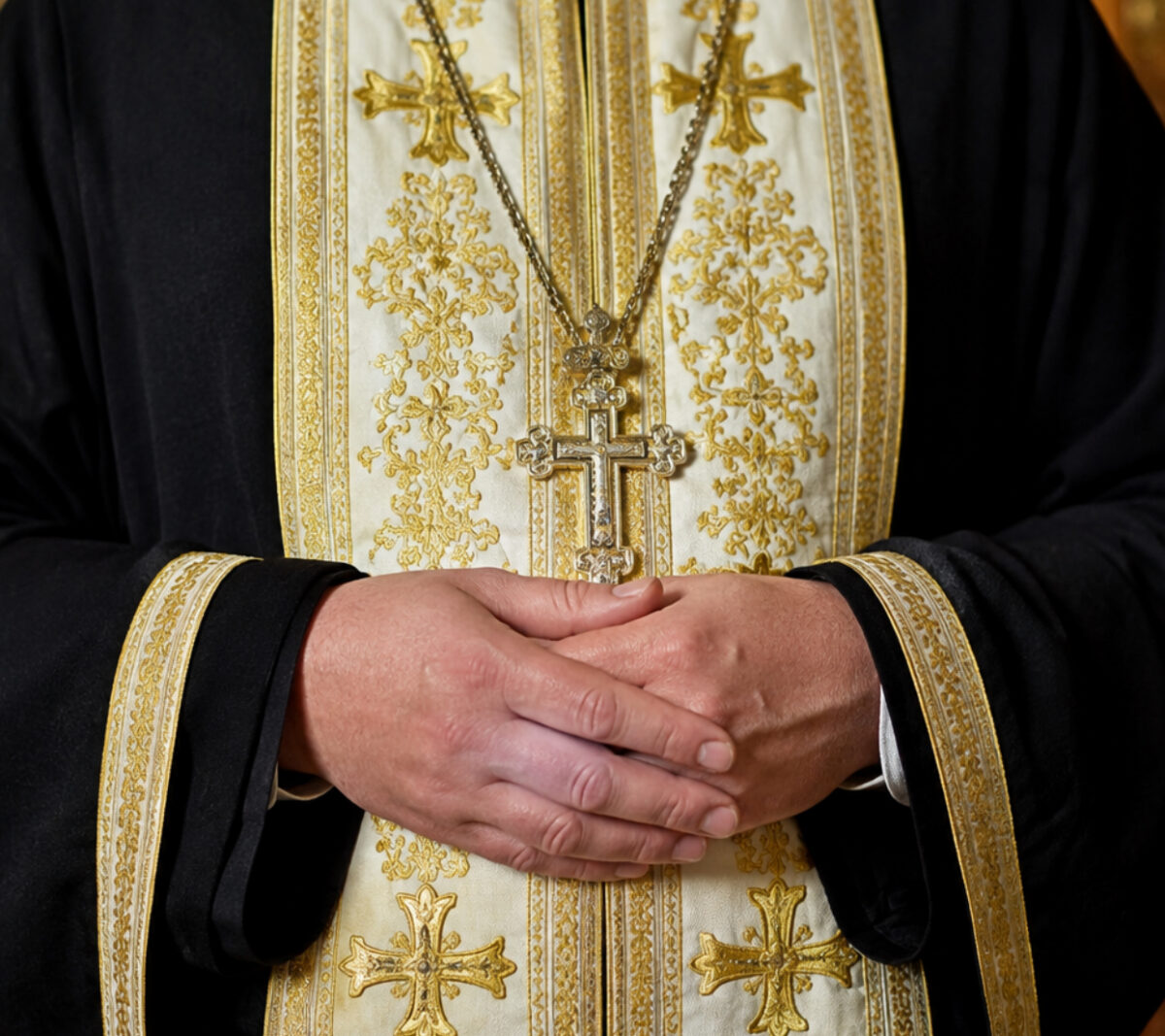 Preot din Vaslui, scos din rândul clerului după ce ar fi avut o relație cu o enoriașă căsătorită. Ce interdicții a primit