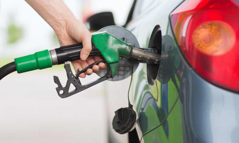 Carburanții sunt scumpi, dar mersul pe rezervă te poate costa mai mult