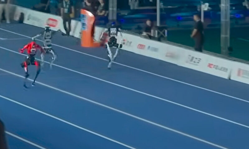 Imagini cu robotul umanoid care a alergat mai repede decât Usain Bolt. Cursa de 100 de metri care a uimit Beijingul