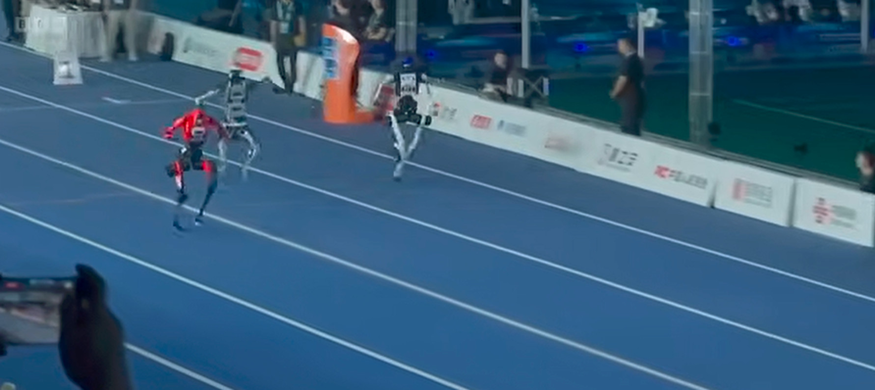 Imagini cu robotul umanoid care a alergat mai repede decât Usain Bolt. Cursa de 100 de metri care a uimit Beijingul