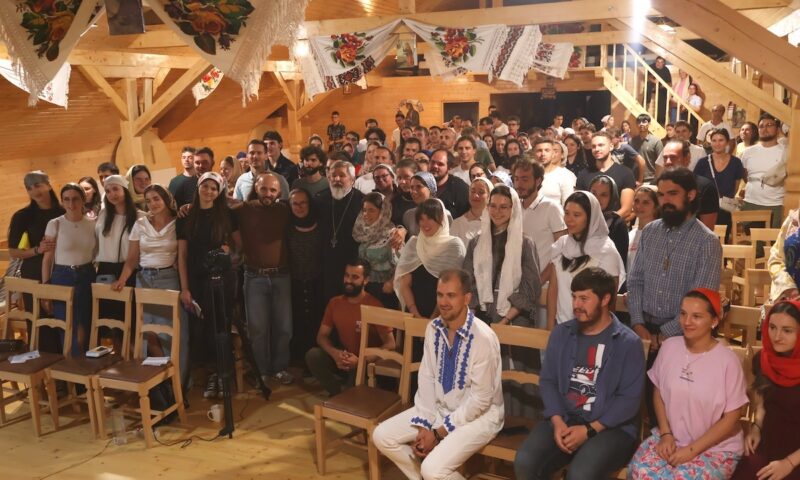 Tabăra Națională „Părintele Teofil Părăian”-2026. Ioan Aurel Pop și părintele Vasile Ioana, alături de sute de tineri