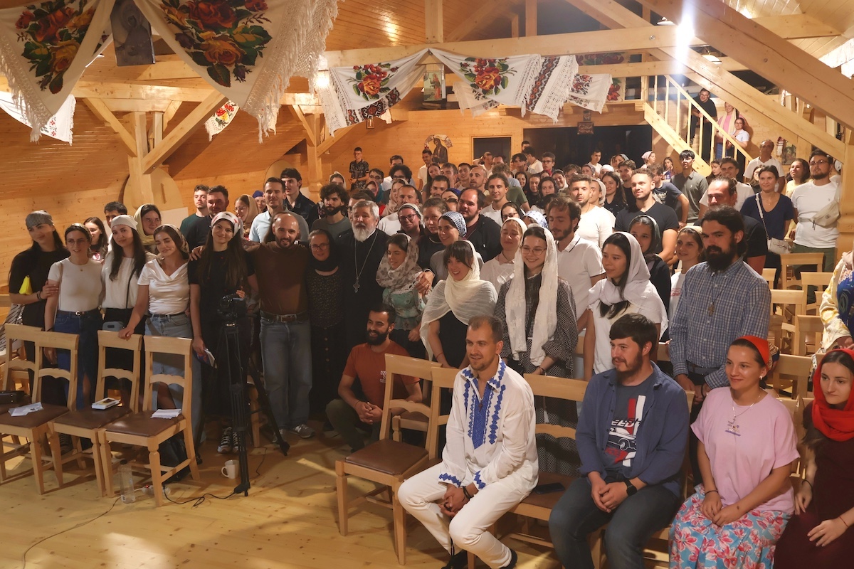 Tabăra Națională „Părintele Teofil Părăian”-2026. Ioan Aurel Pop și părintele Vasile Ioana, alături de sute de tineri
