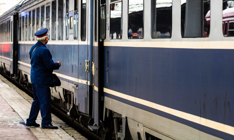 Patru trenuri își schimbă temporar traseul. Călătorii vor fi transbordați între Arad și Timișoara