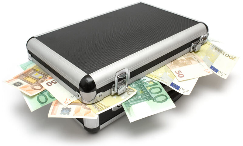 Peste jumătate de milion de euro la pensionare. Recordul incredibil plătit de o companie de stat