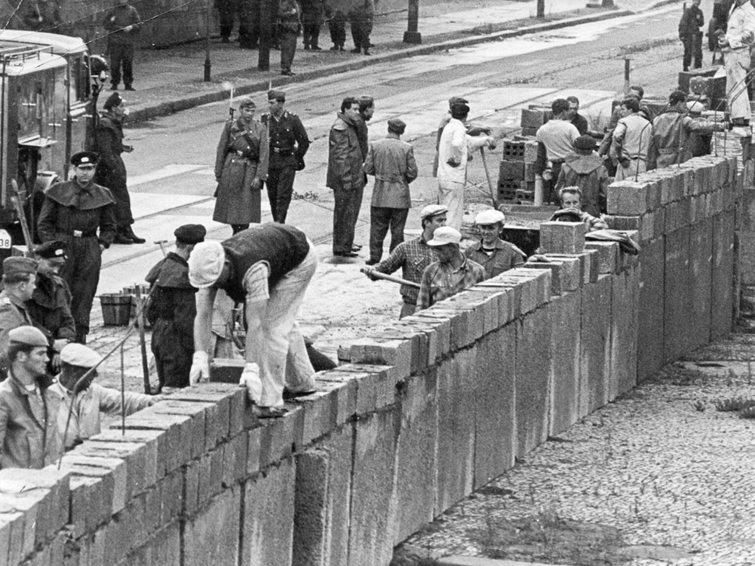Construcția Zidului Berlinului
