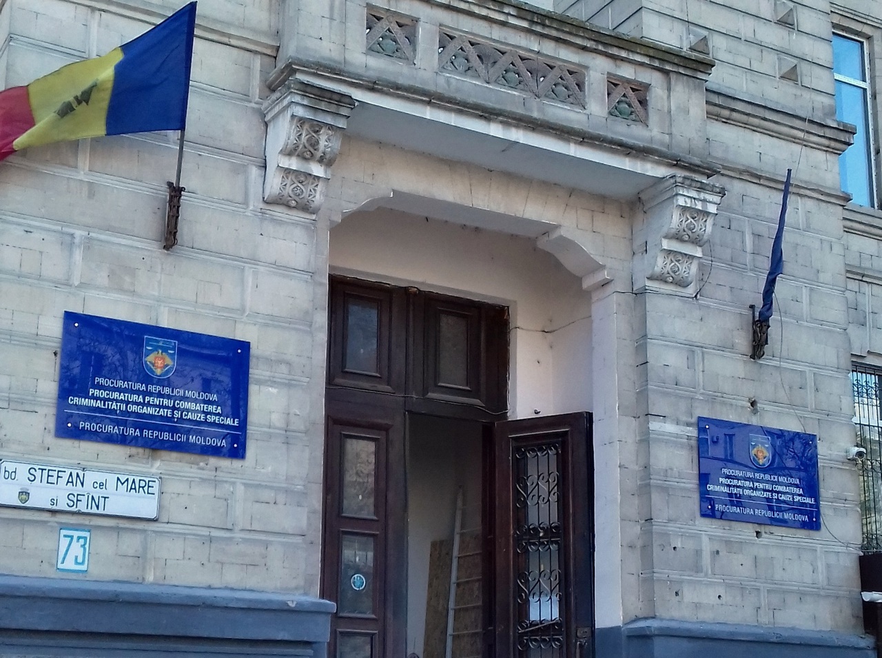 Violenţă în familia unui angajat al Procuraturii. Bărbatul - cu interdicţie, dar fără brăţară electronică