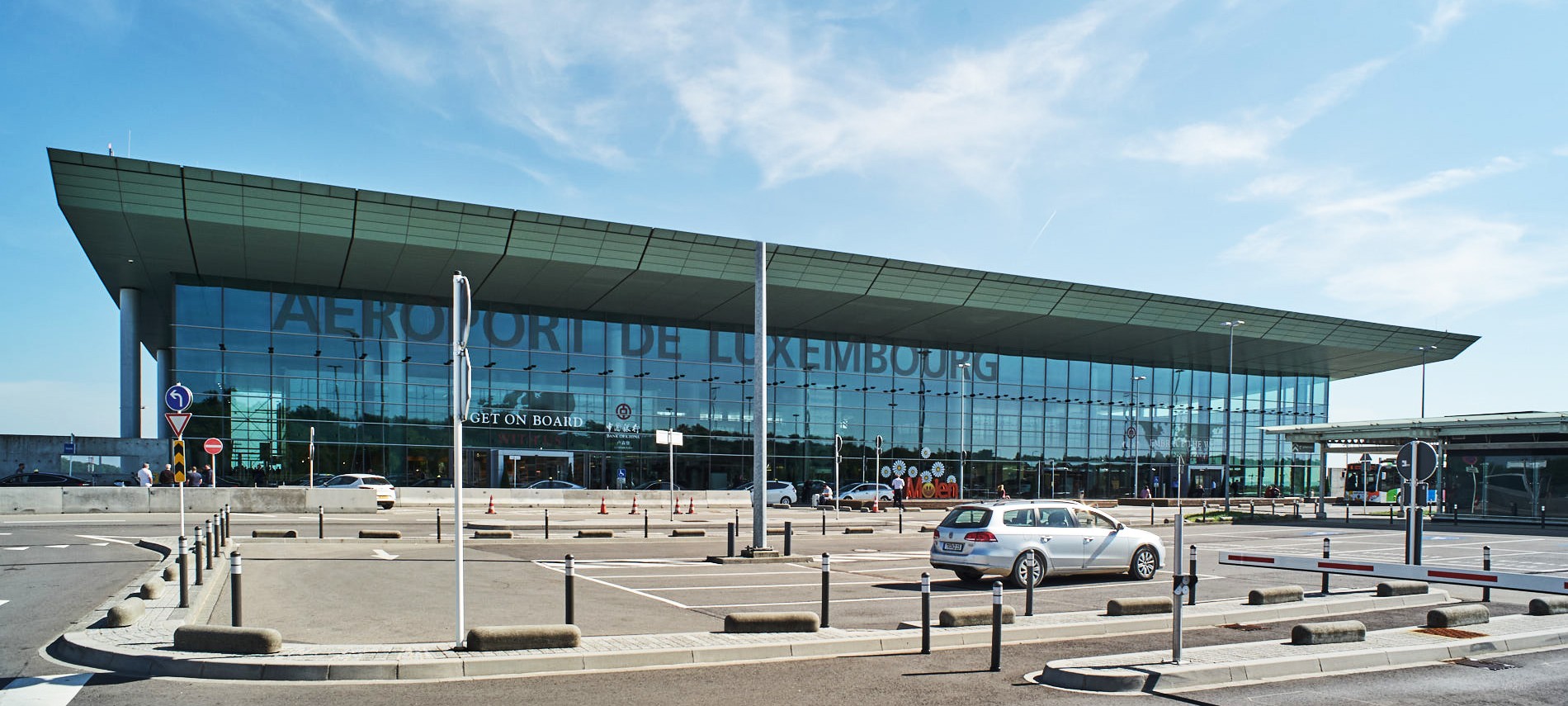 Aeroportul din Luxemburg, închis după apariția unor drone