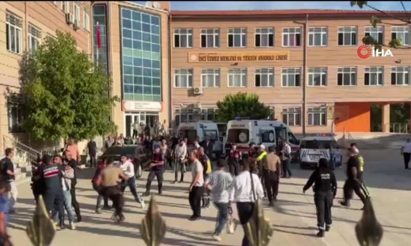 Atac armat în fața unui liceu din Turcia. Elevi, împușcați în timp ce veneau la școală