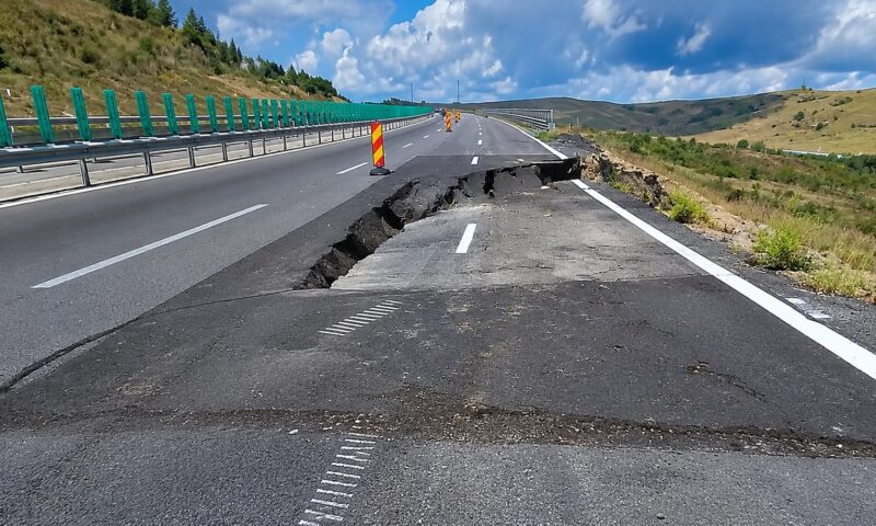 Alunecările de teren afectează din nou A10. Lucrările de consolidare întârzie