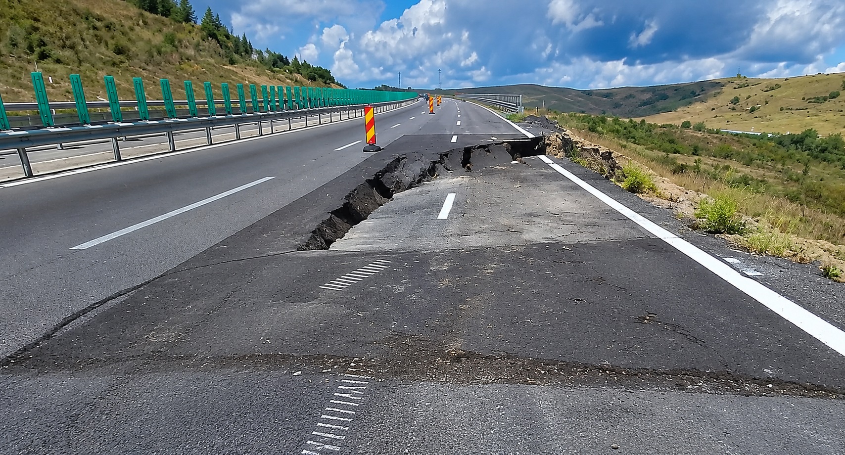 Alunecările de teren afectează din nou A10. Lucrările de consolidare întârzie