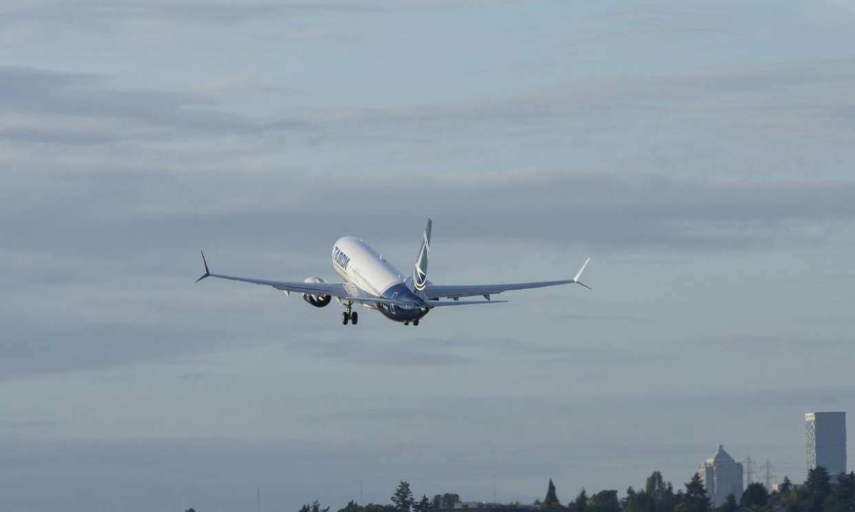 Alertă de urgență la bordul unui avion cu destinația Londra. Pilotul a schimbat imediat ruta