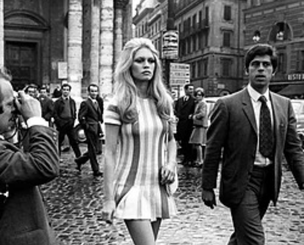 Sute de piese rare din colecția lăsată în urmă de Brigitte Bardot, scoase la licitație. Unde vor ajunge banii