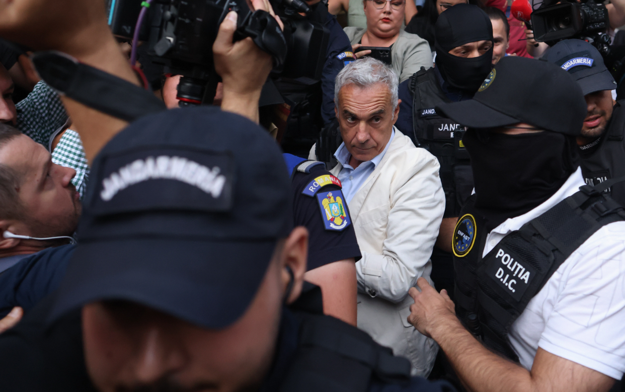 Călin Georgescu a fost dus în Arestul Central. Fostul candidat la prezidențiale, verificat medical