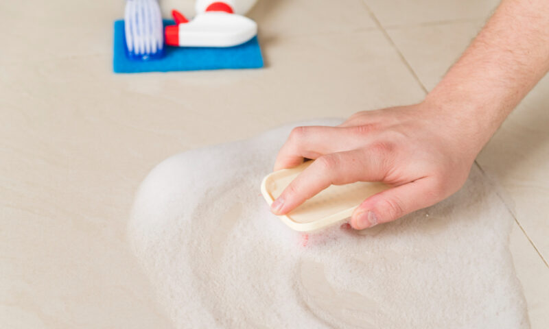 Gresia murdară din bucătărie poate fi curățată fără efort. Ce ingrediente poți folosi