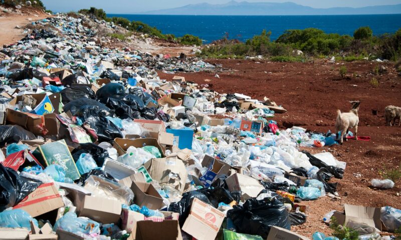 Planeta nu mai ține pasul cu deșeurile din plastic. 72 de milioane de tone rămân în afara sistemelor