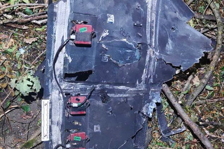 Crater și fragmente împrăștiate pe 100 de metri. Poliția, noi detalii despre drona care a explodat în nordul Republicii Moldova
