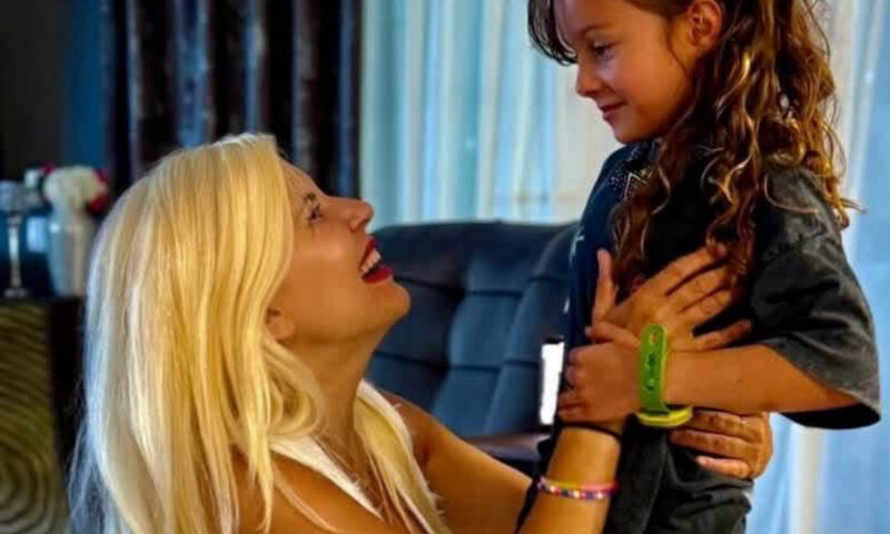 Elena Udrea, emoționată în prima zi de școală a fiicei sale. Eva a început clasa a II-a