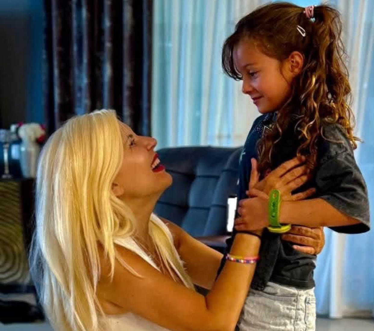 Elena Udrea, emoționată în prima zi de școală a fiicei sale. Eva a început clasa a II-a