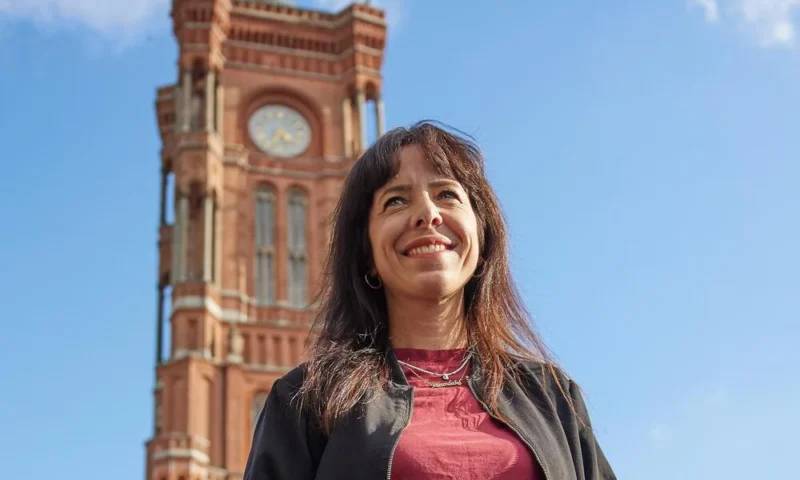Elif Eralp, politicianul de origine turcă, care poate prelua conducerea Berlinului după o victorie istorică a stângii