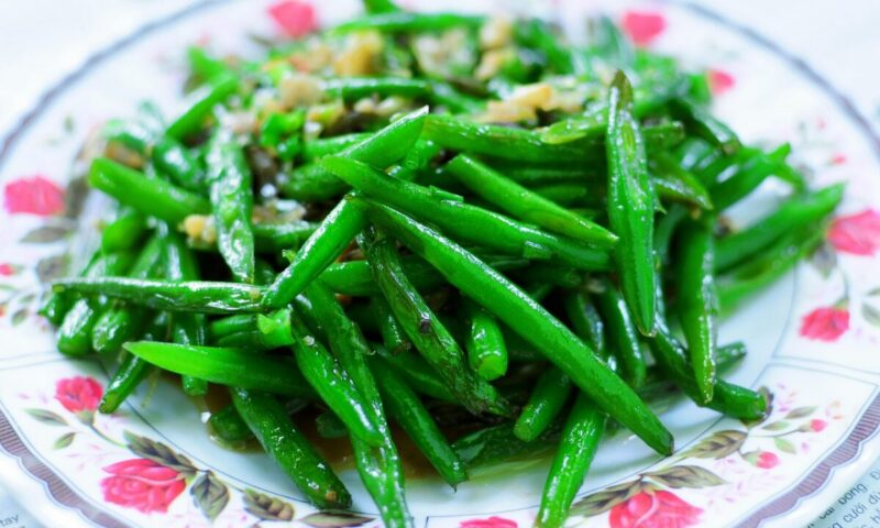 Rețeta copilăriei pas cu pas. Cum se prepară cea mai cremoasă salată de fasole verde cu maioneză și usturoi
