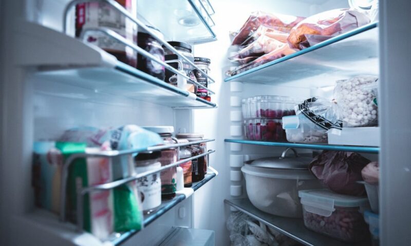 Cum își păstrau românii alimentele reci înainte de comunism: Povestea primelor frigidere din țară