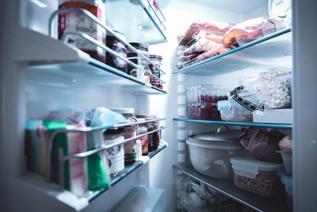 Cum își păstrau românii alimentele reci înainte de comunism: Povestea primelor frigidere din țară
