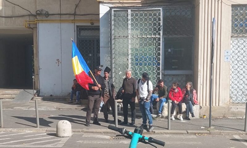 Susținătorii lui Călin Georgescu s-au strâns la Arestul Central: „Nu vom pleca până nu va fi eliberat”