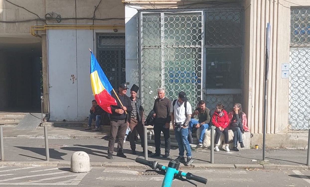 Susținătorii lui Călin Georgescu s-au strâns la Arestul Central: „Nu vom pleca până nu va fi eliberat”