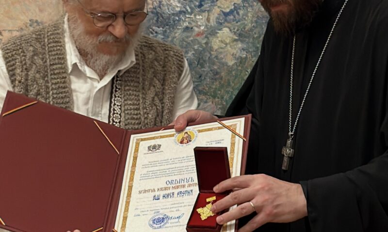 Pictorul Horea Paștina, celebrat la împlinirea a 80 de ani, la Galeria Romană. Distincție acordată de Patriarhia Română