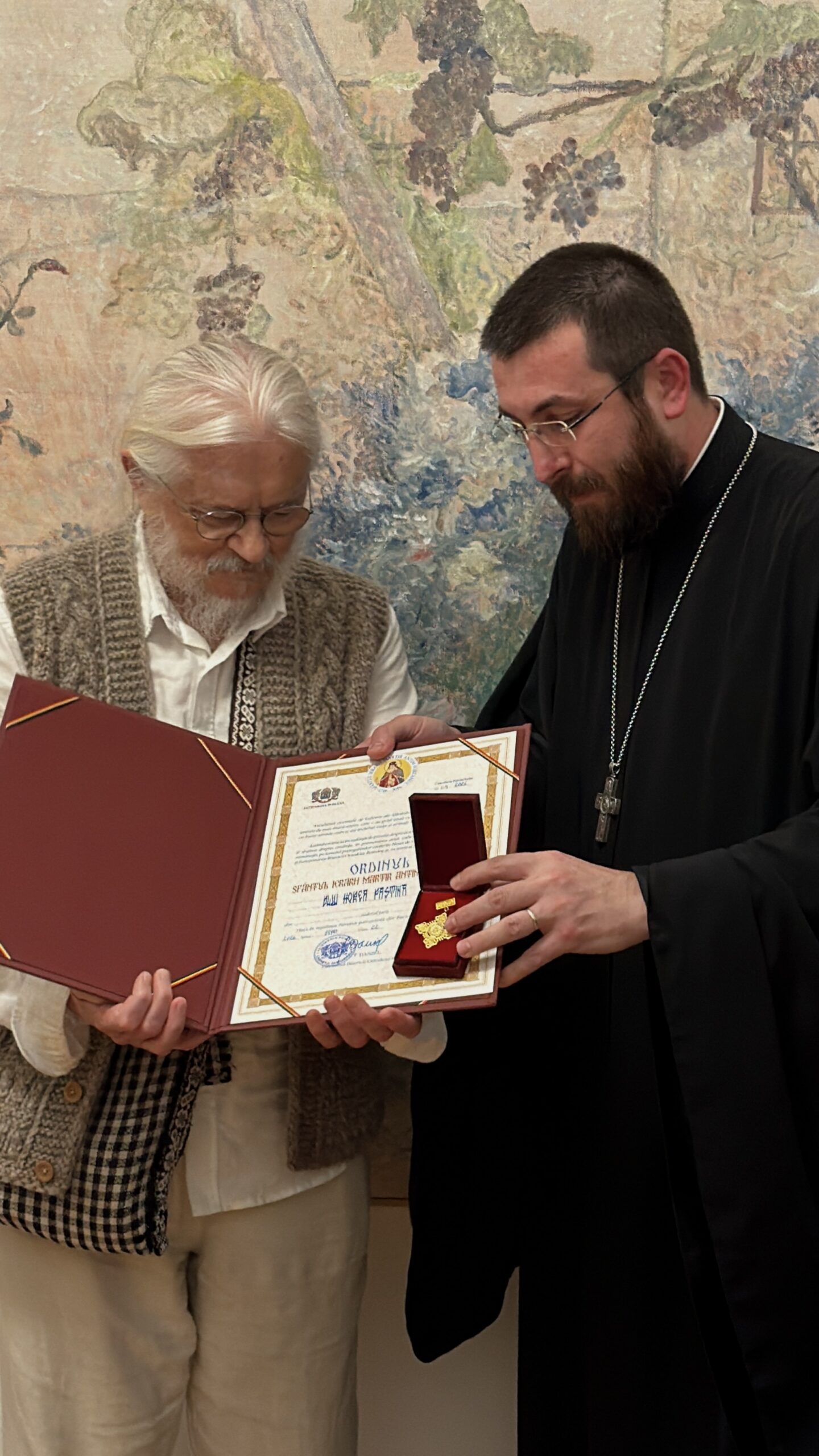 Pictorul Horea Paștina, celebrat la împlinirea a 80 de ani, la Galeria Romană. Distincție acordată de Patriarhia Română