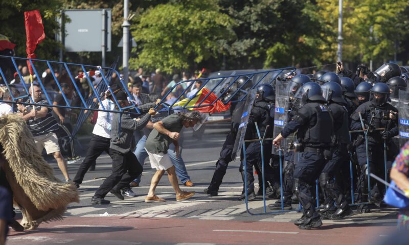 Piața Victoriei, din nou sub tensiune. Jandarmii au fost atacați cu pietre. Noi intervenții ale forțelor de ordine. Foto&video/Live text