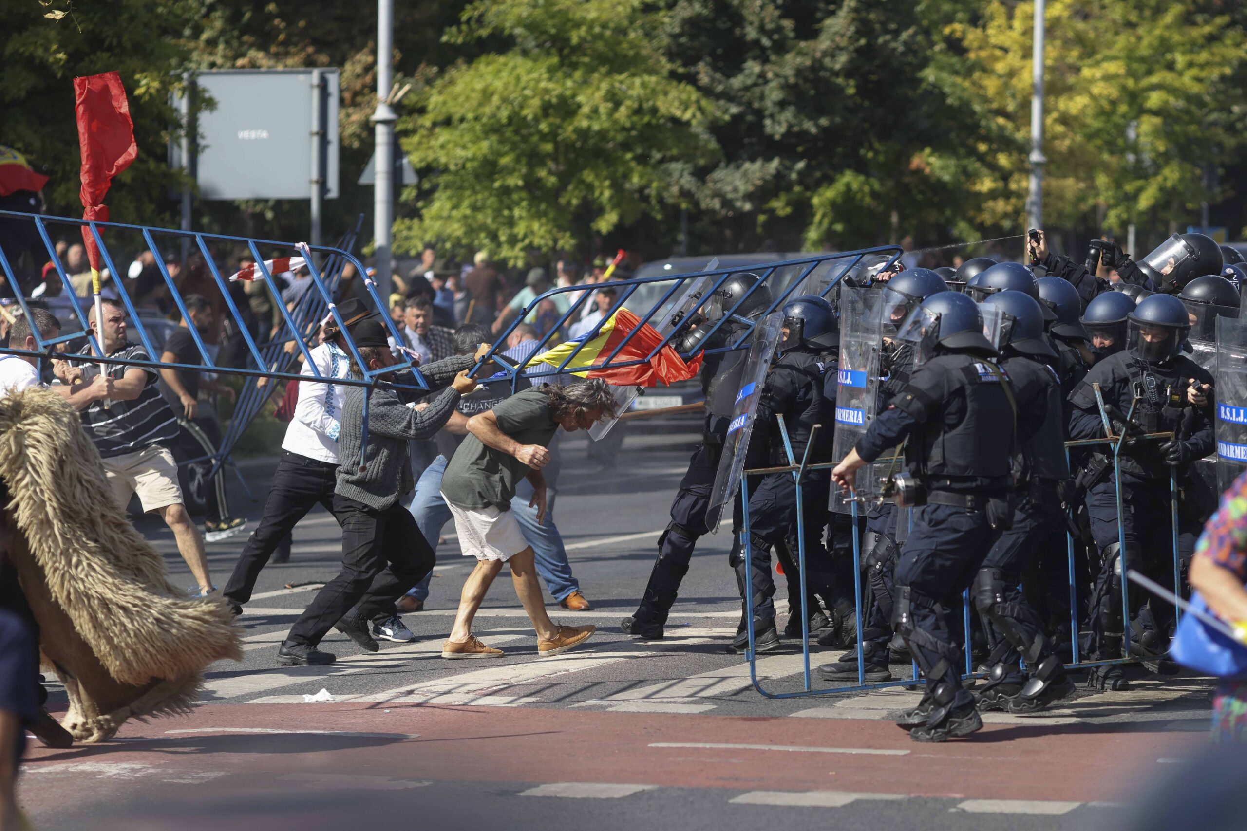 Piața Victoriei, din nou sub tensiune. Jandarmii au fost atacați cu pietre. Noi intervenții ale forțelor de ordine. Foto&video/Live text