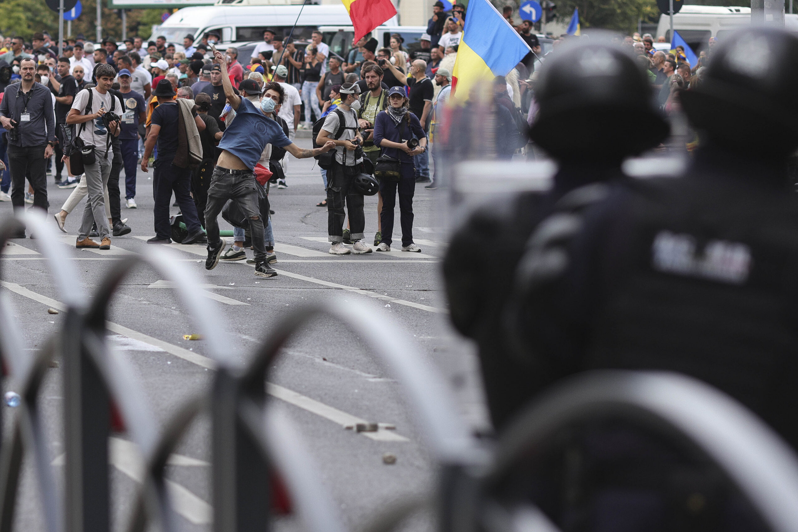 Prefectul Capitalei: Protestul din Piața Victoriei a fost organizat de huligani, nu de oieri