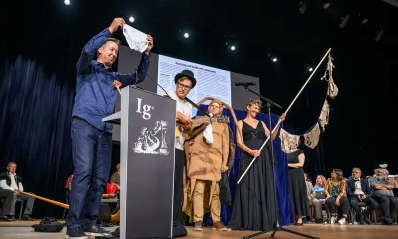 Ig Nobel 2026. Premii pentru laptele de gândac, chiloții îngropați și știința sărutului
