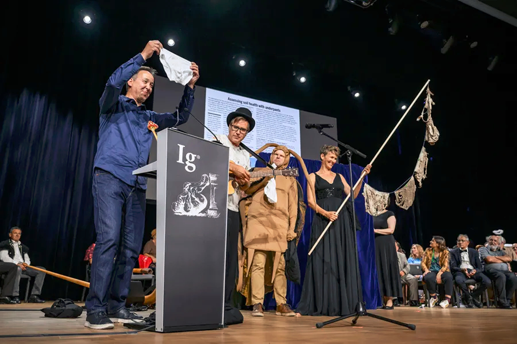 Ig Nobel 2026. Premii pentru laptele de gândac, chiloții îngropați și știința sărutului
