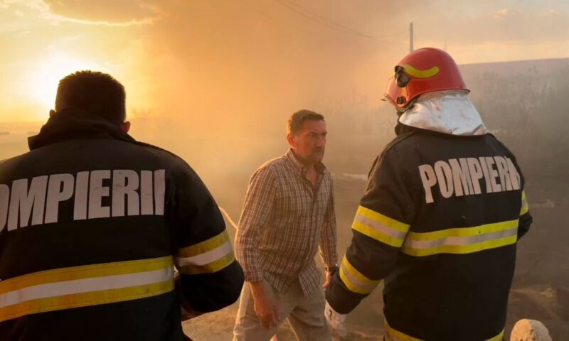 Incendiul de la fabrica din Drobeta-Turnu Severin nu a fost stins. Intervenție pe trei sectoare