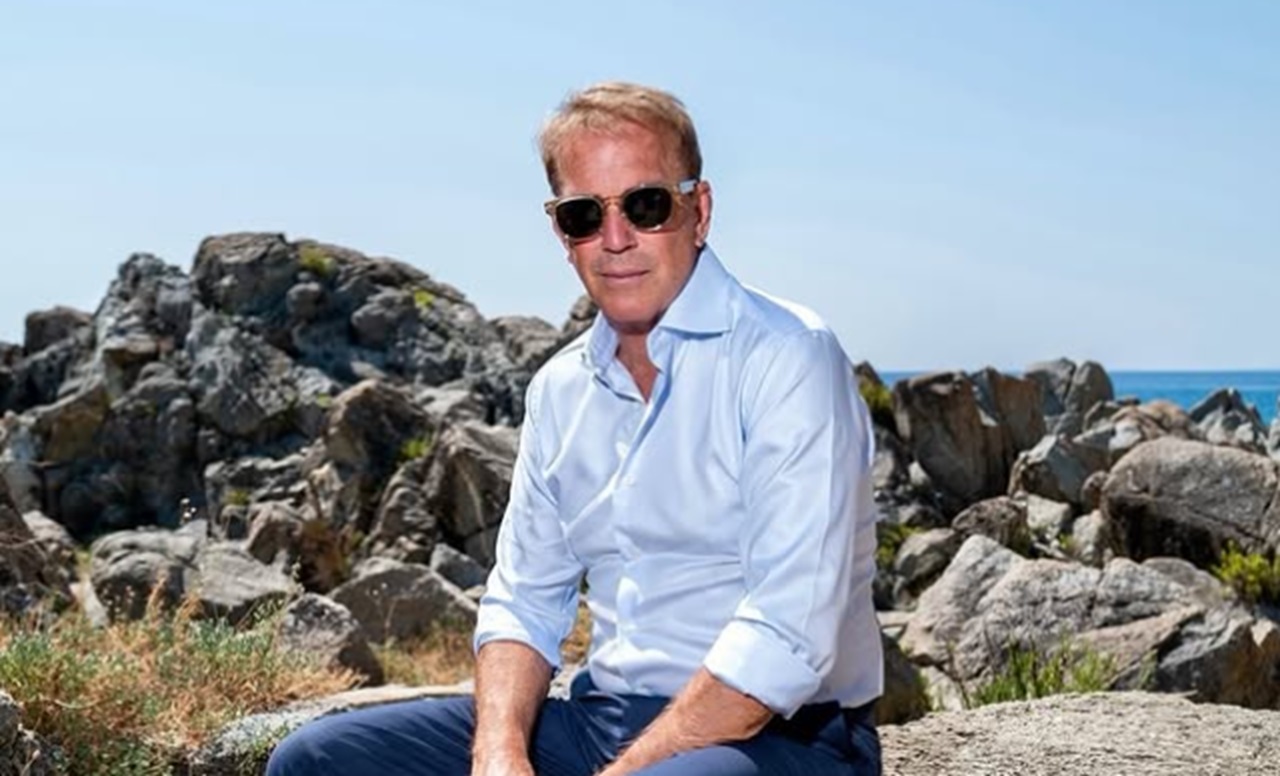 Kevin Costner, prins din nou în preajma unei femei mult mai tinere. Cine ar fi noua sa iubită